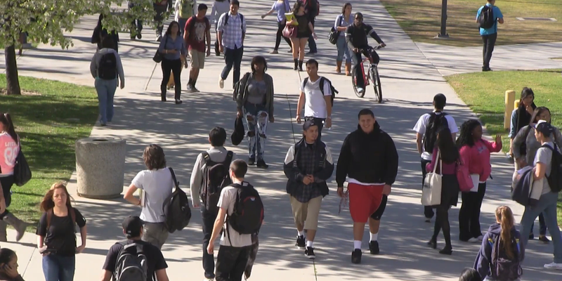 Medium college students walking to class e1roiowu  f0000
